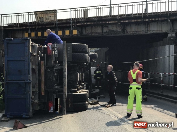 Zdjęcie w galerii na portalu naszraciborz.pl: Operacja ciężarówka. Zobacz na WIDEO, jak stawiano na koło MAN-a, którego kierowca uderzył rano w wiadukt na Bosackiej wiadomości z regionu