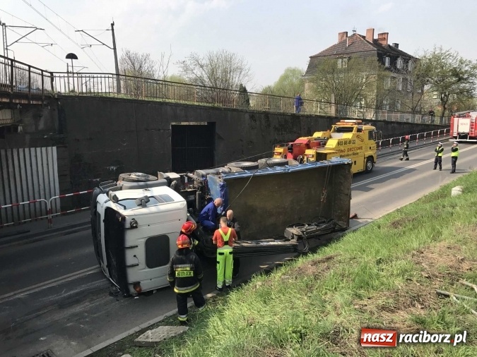 Zdjęcie w galerii na portalu naszraciborz.pl: Operacja ciężarówka. Zobacz na WIDEO, jak stawiano na koło MAN-a, którego kierowca uderzył rano w wiadukt na Bosackiej wiadomości z regionu