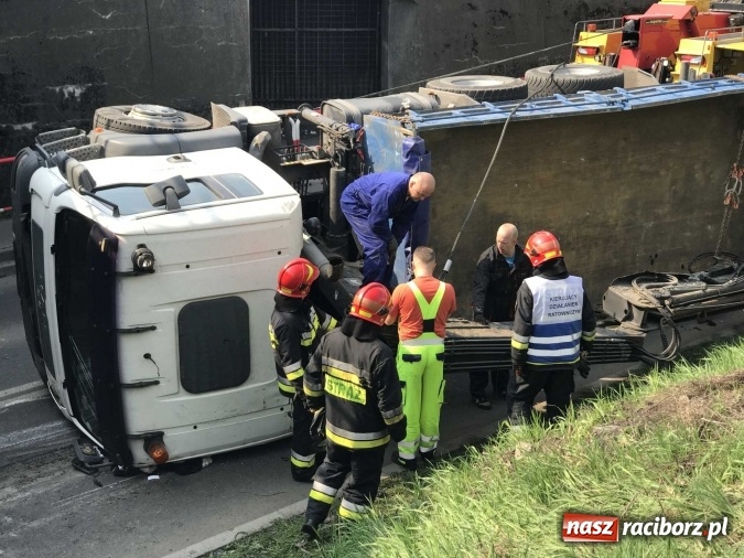Zdjęcie w galerii na portalu naszraciborz.pl: Operacja ciężarówka. Zobacz na WIDEO, jak stawiano na koło MAN-a, którego kierowca uderzył rano w wiadukt na Bosackiej wiadomości z regionu