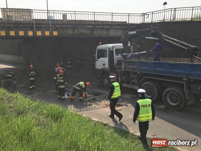 Zdjęcie w galerii na portalu naszraciborz.pl: Operacja ciężarówka. Zobacz na WIDEO, jak stawiano na koło MAN-a, którego kierowca uderzył rano w wiadukt na Bosackiej wiadomości z regionu