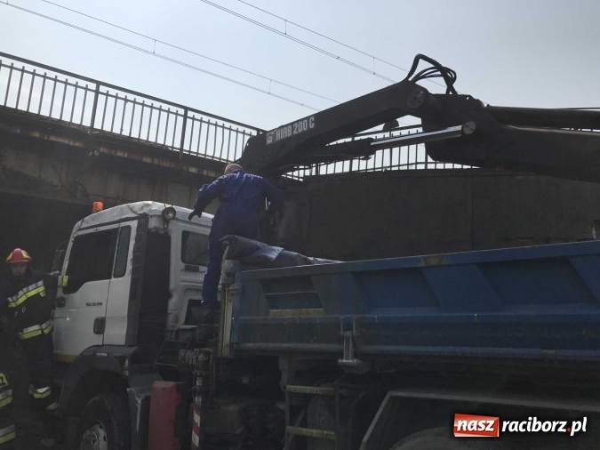 Zdjęcie w galerii na portalu naszraciborz.pl: Operacja ciężarówka. Zobacz na WIDEO, jak stawiano na koło MAN-a, którego kierowca uderzył rano w wiadukt na Bosackiej wiadomości z regionu