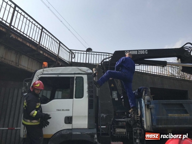 Zdjęcie w galerii na portalu naszraciborz.pl: Operacja ciężarówka. Zobacz na WIDEO, jak stawiano na koło MAN-a, którego kierowca uderzył rano w wiadukt na Bosackiej wiadomości z regionu
