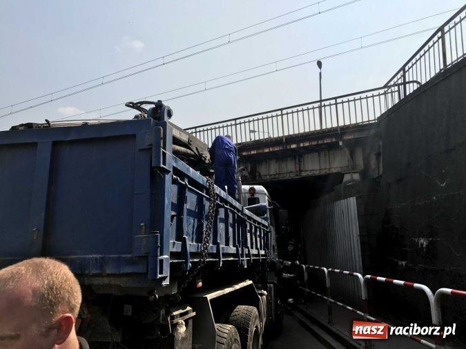 Zdjęcie w galerii na portalu naszraciborz.pl: Operacja ciężarówka. Zobacz na WIDEO, jak stawiano na koło MAN-a, którego kierowca uderzył rano w wiadukt na Bosackiej wiadomości z regionu