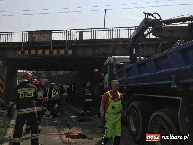 Zdjęcie w galerii na portalu naszraciborz.pl: Operacja ciężarówka. Zobacz na WIDEO, jak stawiano na koło MAN-a, którego kierowca uderzył rano w wiadukt na Bosackiej wiadomości z regionu