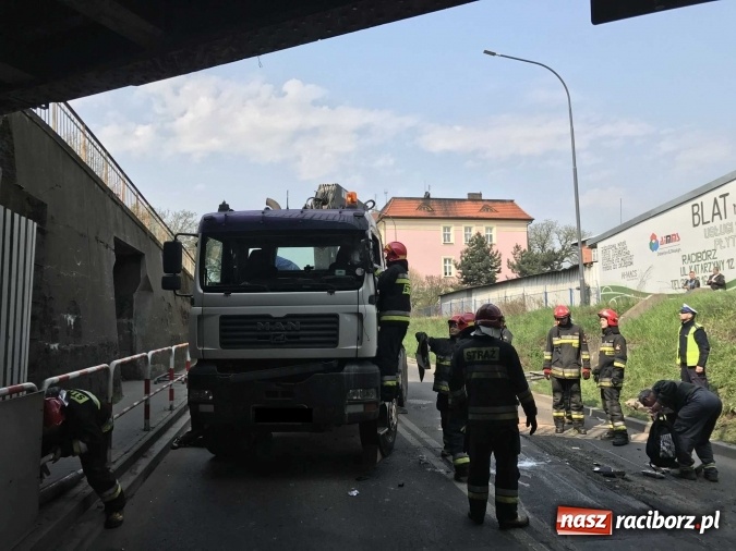 Zdjęcie w galerii na portalu naszraciborz.pl: Operacja ciężarówka. Zobacz na WIDEO, jak stawiano na koło MAN-a, którego kierowca uderzył rano w wiadukt na Bosackiej wiadomości z regionu