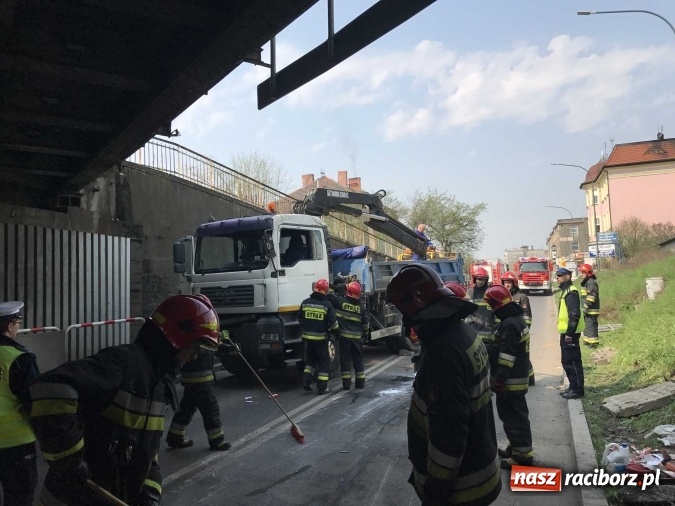 Zdjęcie w galerii na portalu naszraciborz.pl: Operacja ciężarówka. Zobacz na WIDEO, jak stawiano na koło MAN-a, którego kierowca uderzył rano w wiadukt na Bosackiej wiadomości z regionu