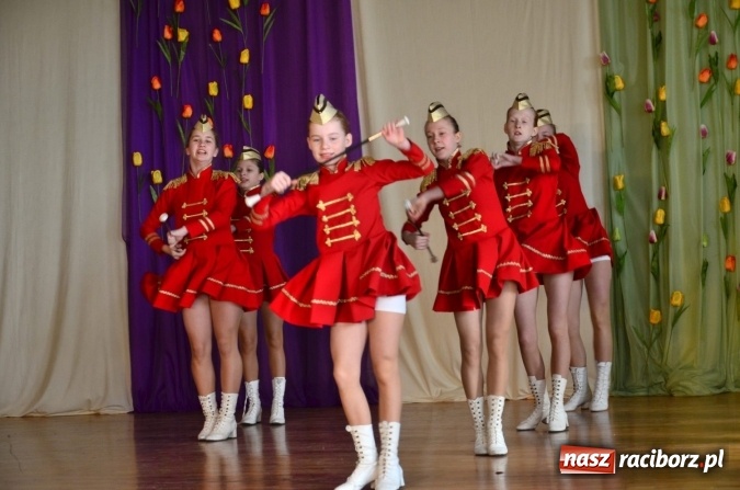 Zdjęcie w galerii na portalu naszraciborz.pl: Mażoretki z Nędzy fantastyczne w Marklowicach wiadomości z regionu