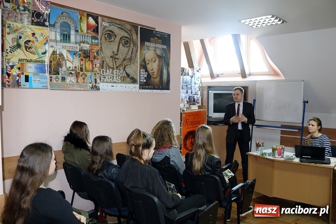 Zdjęcie w galerii na portalu naszraciborz.pl: Gimnazjaliści odwiedzili Liceum Plastyczne, które zorganizowało dla nich Dzień Otwarty wiadomości z regionu