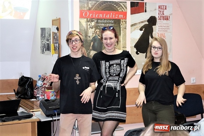 Zdjęcie w galerii na portalu naszraciborz.pl: Gimnazjaliści odwiedzili Liceum Plastyczne, które zorganizowało dla nich Dzień Otwarty wiadomości z regionu