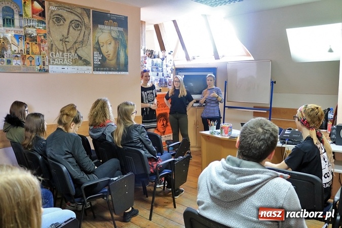 Zdjęcie w galerii na portalu naszraciborz.pl: Gimnazjaliści odwiedzili Liceum Plastyczne, które zorganizowało dla nich Dzień Otwarty wiadomości z regionu