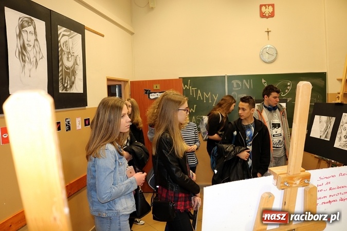 Zdjęcie w galerii na portalu naszraciborz.pl: Gimnazjaliści odwiedzili Liceum Plastyczne, które zorganizowało dla nich Dzień Otwarty wiadomości z regionu