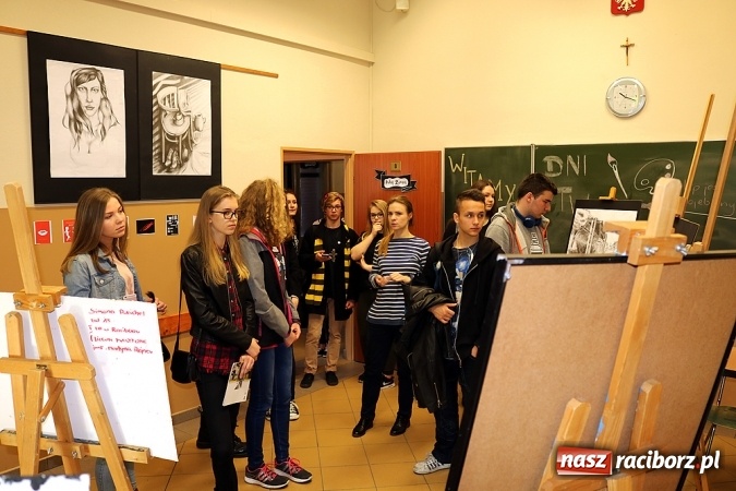 Zdjęcie w galerii na portalu naszraciborz.pl: Gimnazjaliści odwiedzili Liceum Plastyczne, które zorganizowało dla nich Dzień Otwarty wiadomości z regionu