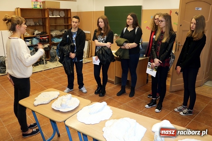 Zdjęcie w galerii na portalu naszraciborz.pl: Gimnazjaliści odwiedzili Liceum Plastyczne, które zorganizowało dla nich Dzień Otwarty wiadomości z regionu