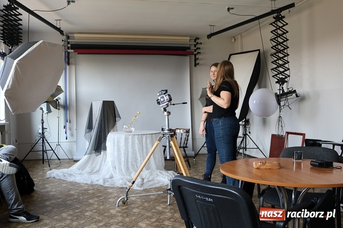 Zdjęcie w galerii na portalu naszraciborz.pl: Gimnazjaliści odwiedzili Liceum Plastyczne, które zorganizowało dla nich Dzień Otwarty wiadomości z regionu