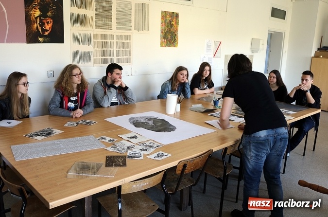 Zdjęcie w galerii na portalu naszraciborz.pl: Gimnazjaliści odwiedzili Liceum Plastyczne, które zorganizowało dla nich Dzień Otwarty wiadomości z regionu
