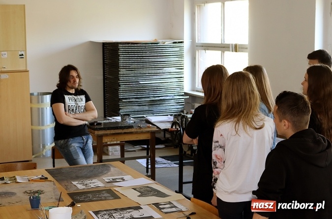 Zdjęcie w galerii na portalu naszraciborz.pl: Gimnazjaliści odwiedzili Liceum Plastyczne, które zorganizowało dla nich Dzień Otwarty wiadomości z regionu