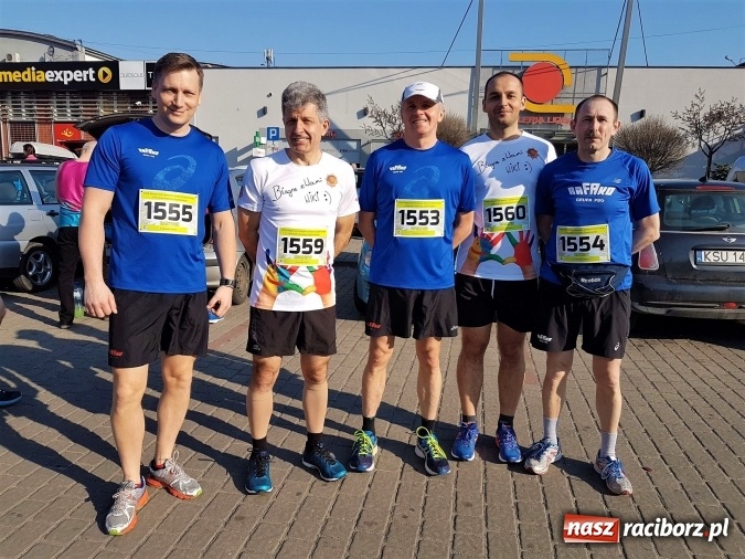 Zdjęcie w galerii na portalu naszraciborz.pl: Przedstawiciele Rafako pobiegli w XVIII Półmaratonie dookoła Jeziora Żywieckiego  wiadomości z regionu