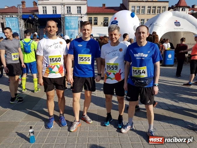 Zdjęcie w galerii na portalu naszraciborz.pl: Przedstawiciele Rafako pobiegli w XVIII Półmaratonie dookoła Jeziora Żywieckiego  wiadomości z regionu