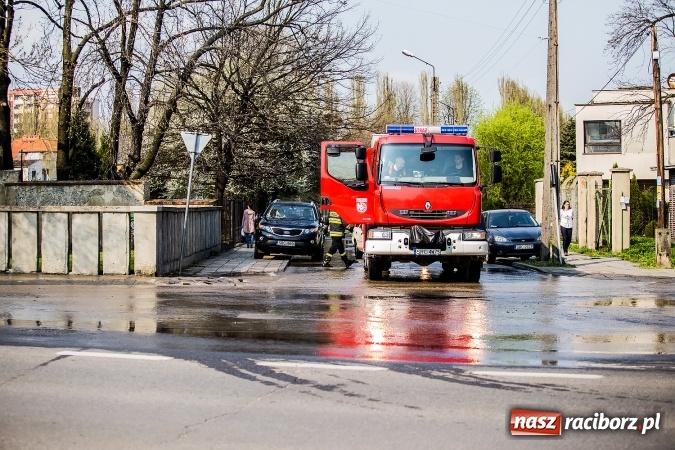 Zdjęcie w galerii na portalu naszraciborz.pl: Awaria wodociągu na ulicy Ocickiej. Woda sięga aż do Świńskiego Rynku FOTO i WIDEO wiadomości z regionu