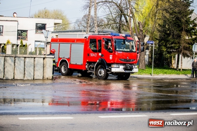 Zdjęcie w galerii na portalu naszraciborz.pl: Awaria wodociągu na ulicy Ocickiej. Woda sięga aż do Świńskiego Rynku FOTO i WIDEO wiadomości z regionu