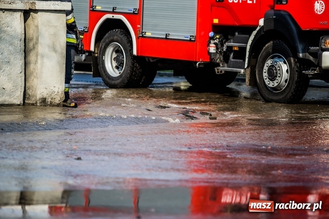 Zdjęcie w galerii na portalu naszraciborz.pl: Awaria wodociągu na ulicy Ocickiej. Woda sięga aż do Świńskiego Rynku FOTO i WIDEO wiadomości z regionu