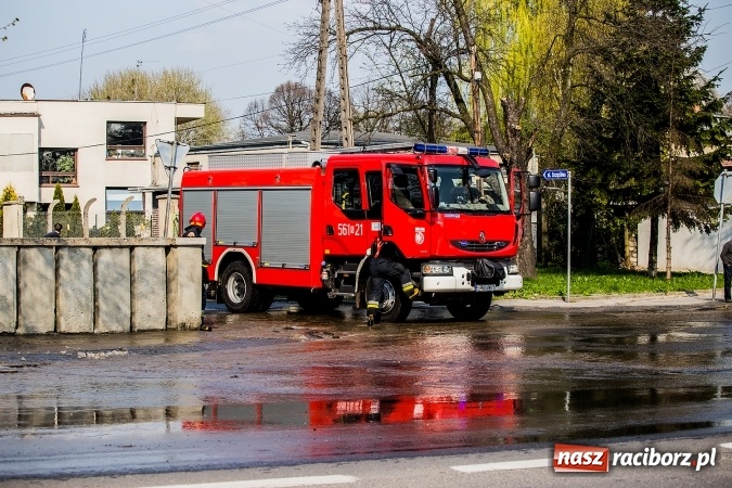 Zdjęcie w galerii na portalu naszraciborz.pl: Awaria wodociągu na ulicy Ocickiej. Woda sięga aż do Świńskiego Rynku FOTO i WIDEO wiadomości z regionu