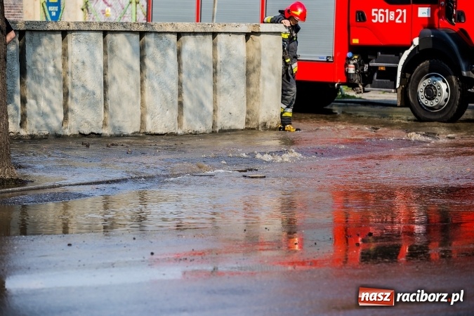 Zdjęcie w galerii na portalu naszraciborz.pl: Awaria wodociągu na ulicy Ocickiej. Woda sięga aż do Świńskiego Rynku FOTO i WIDEO wiadomości z regionu