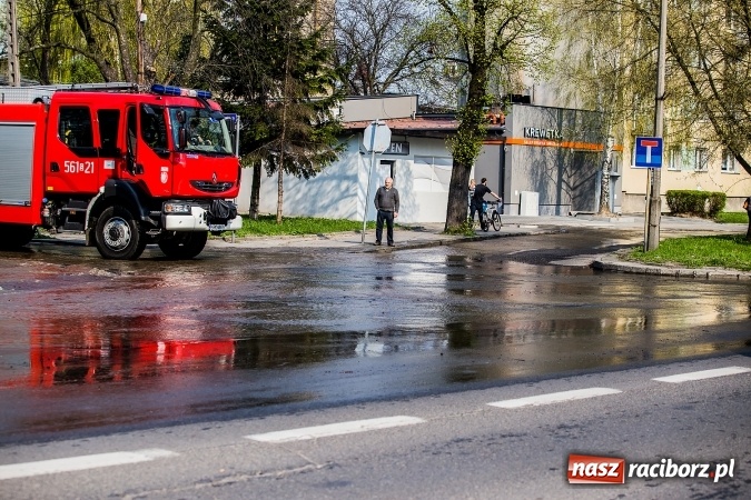 Zdjęcie w galerii na portalu naszraciborz.pl: Awaria wodociągu na ulicy Ocickiej. Woda sięga aż do Świńskiego Rynku FOTO i WIDEO wiadomości z regionu