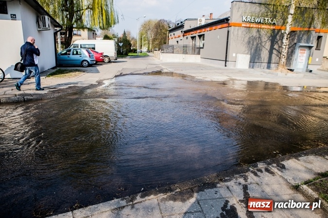 Zdjęcie w galerii na portalu naszraciborz.pl: Awaria wodociągu na ulicy Ocickiej. Woda sięga aż do Świńskiego Rynku FOTO i WIDEO wiadomości z regionu