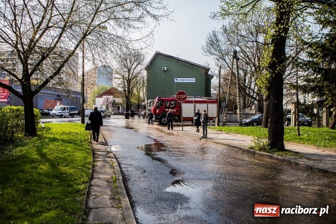 Zdjęcie w galerii na portalu naszraciborz.pl: Awaria wodociągu na ulicy Ocickiej. Woda sięga aż do Świńskiego Rynku FOTO i WIDEO wiadomości z regionu
