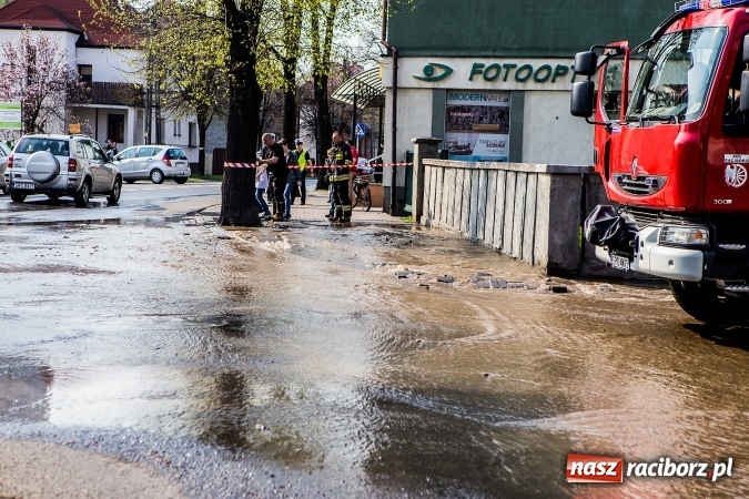 Zdjęcie w galerii na portalu naszraciborz.pl: Awaria wodociągu na ulicy Ocickiej. Woda sięga aż do Świńskiego Rynku FOTO i WIDEO wiadomości z regionu