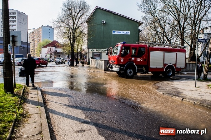 Zdjęcie w galerii na portalu naszraciborz.pl: Awaria wodociągu na ulicy Ocickiej. Woda sięga aż do Świńskiego Rynku FOTO i WIDEO wiadomości z regionu