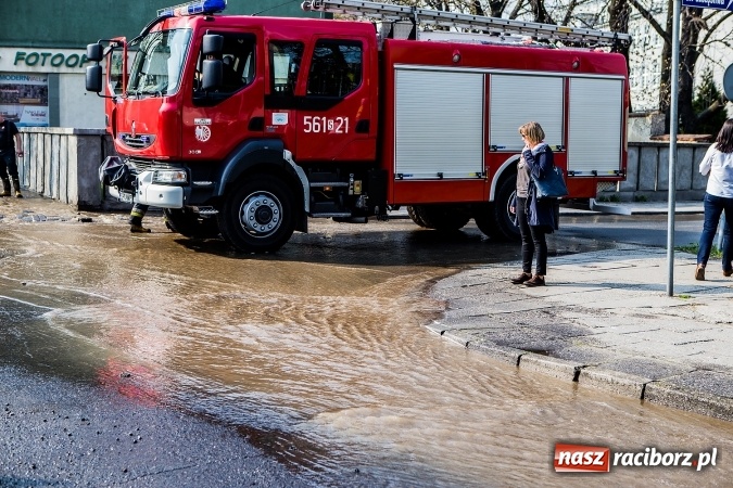 Zdjęcie w galerii na portalu naszraciborz.pl: Awaria wodociągu na ulicy Ocickiej. Woda sięga aż do Świńskiego Rynku FOTO i WIDEO wiadomości z regionu