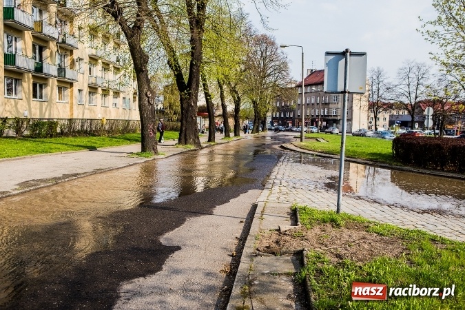 Zdjęcie w galerii na portalu naszraciborz.pl: Awaria wodociągu na ulicy Ocickiej. Woda sięga aż do Świńskiego Rynku FOTO i WIDEO wiadomości z regionu