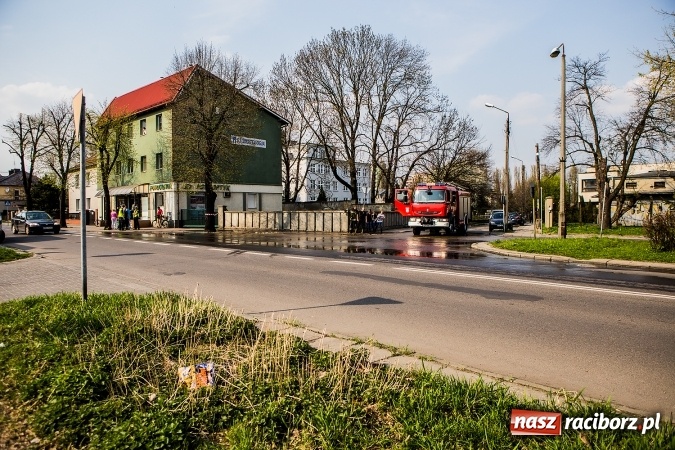 Zdjęcie w galerii na portalu naszraciborz.pl: Awaria wodociągu na ulicy Ocickiej. Woda sięga aż do Świńskiego Rynku FOTO i WIDEO wiadomości z regionu