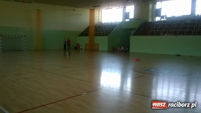 Zdjęcie w galerii na portalu naszraciborz.pl: W Kuźni Raciborskiej odbyły się I Gminne Mistrzostwa Modeli Sterowanych Drogą Radiową wiadomości z regionu