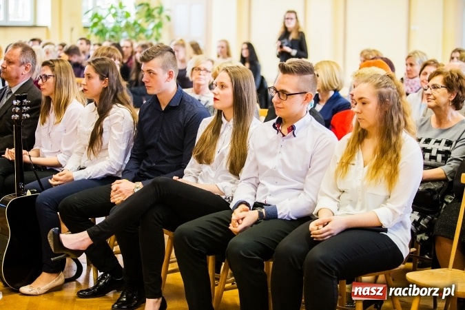 Zdjęcie w galerii na portalu naszraciborz.pl: Uroczyste obchody święta patrona szkoły – Technikum nr 1 w CKZiU nr 1  – Księżnej Eufemii Raciborskiej  wiadomości z regionu