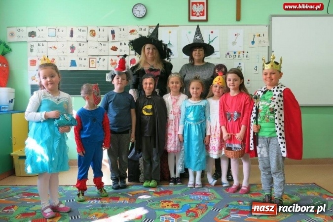 Zdjęcie w galerii na portalu naszraciborz.pl: Z kart książek na szkolny korytarz - w ZSP 4 uczniowie obchodzą Międzynarodowy Dzień Książki dla Dzieci wiadomości z regionu