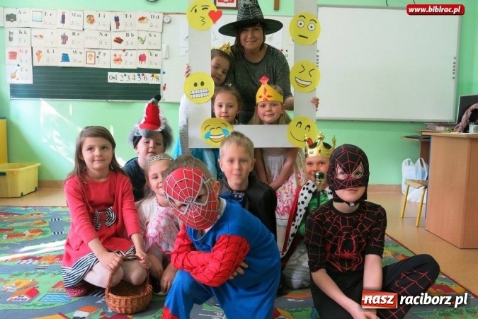 Zdjęcie w galerii na portalu naszraciborz.pl: Z kart książek na szkolny korytarz - w ZSP 4 uczniowie obchodzą Międzynarodowy Dzień Książki dla Dzieci wiadomości z regionu