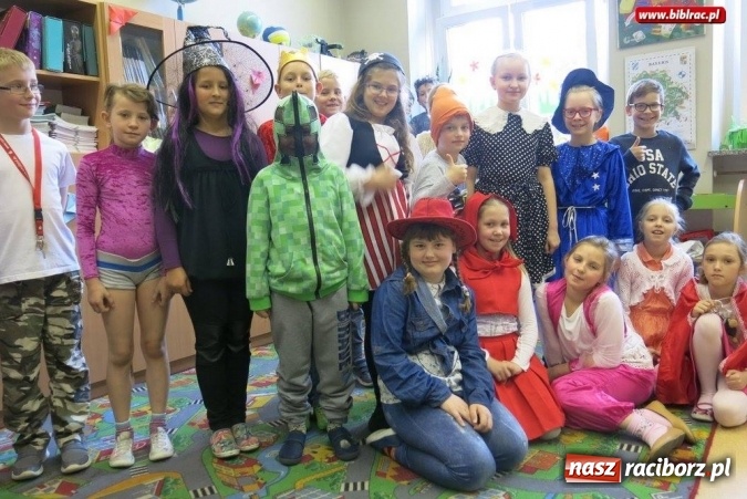 Zdjęcie w galerii na portalu naszraciborz.pl: Z kart książek na szkolny korytarz - w ZSP 4 uczniowie obchodzą Międzynarodowy Dzień Książki dla Dzieci wiadomości z regionu