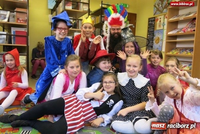 Zdjęcie w galerii na portalu naszraciborz.pl: Z kart książek na szkolny korytarz - w ZSP 4 uczniowie obchodzą Międzynarodowy Dzień Książki dla Dzieci wiadomości z regionu