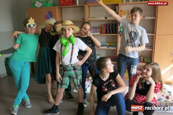 Zdjęcie w galerii na portalu naszraciborz.pl: Z kart książek na szkolny korytarz - w ZSP 4 uczniowie obchodzą Międzynarodowy Dzień Książki dla Dzieci wiadomości z regionu