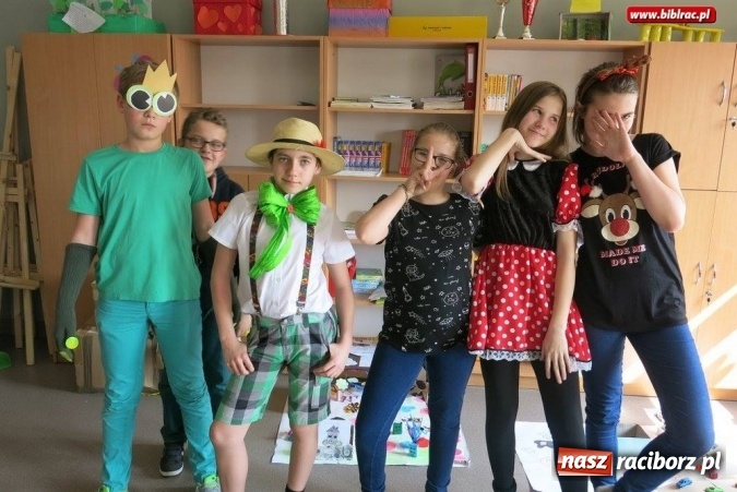 Zdjęcie w galerii na portalu naszraciborz.pl: Z kart książek na szkolny korytarz - w ZSP 4 uczniowie obchodzą Międzynarodowy Dzień Książki dla Dzieci wiadomości z regionu