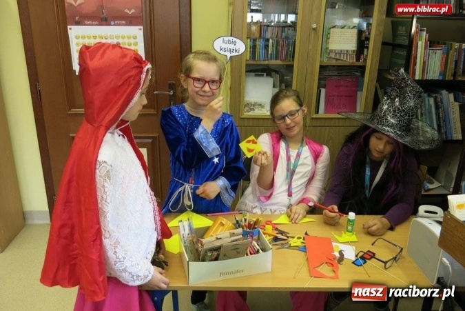 Zdjęcie w galerii na portalu naszraciborz.pl: Z kart książek na szkolny korytarz - w ZSP 4 uczniowie obchodzą Międzynarodowy Dzień Książki dla Dzieci wiadomości z regionu