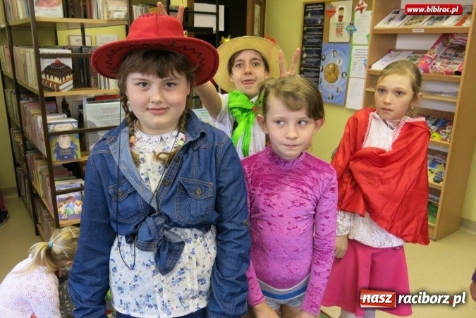 Zdjęcie w galerii na portalu naszraciborz.pl: Z kart książek na szkolny korytarz - w ZSP 4 uczniowie obchodzą Międzynarodowy Dzień Książki dla Dzieci wiadomości z regionu