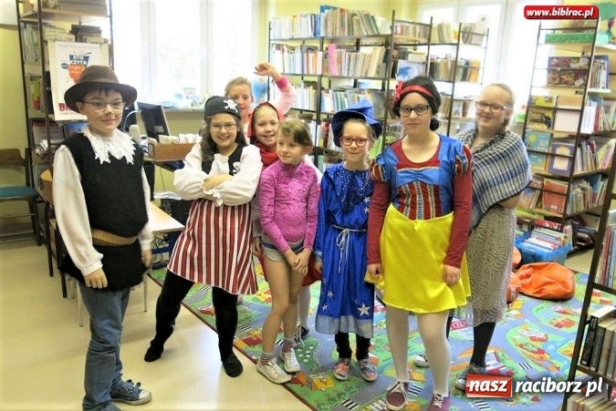 Zdjęcie w galerii na portalu naszraciborz.pl: Z kart książek na szkolny korytarz - w ZSP 4 uczniowie obchodzą Międzynarodowy Dzień Książki dla Dzieci wiadomości z regionu