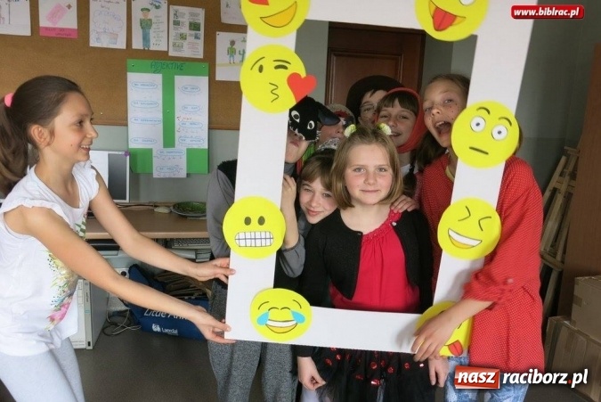 Zdjęcie w galerii na portalu naszraciborz.pl: Z kart książek na szkolny korytarz - w ZSP 4 uczniowie obchodzą Międzynarodowy Dzień Książki dla Dzieci wiadomości z regionu