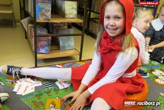 Zdjęcie w galerii na portalu naszraciborz.pl: Z kart książek na szkolny korytarz - w ZSP 4 uczniowie obchodzą Międzynarodowy Dzień Książki dla Dzieci wiadomości z regionu