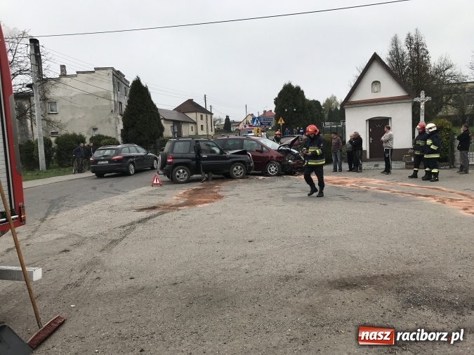 Zdjęcie w galerii na portalu naszraciborz.pl: Zderzenie forda i mitsubishi pajero w Kobyli  wiadomości z regionu