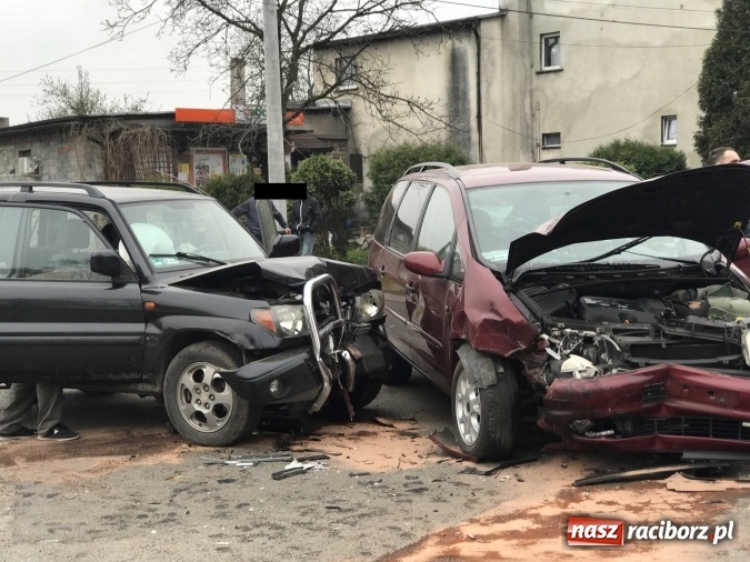 Zdjęcie w galerii na portalu naszraciborz.pl: Zderzenie forda i mitsubishi pajero w Kobyli  wiadomości z regionu